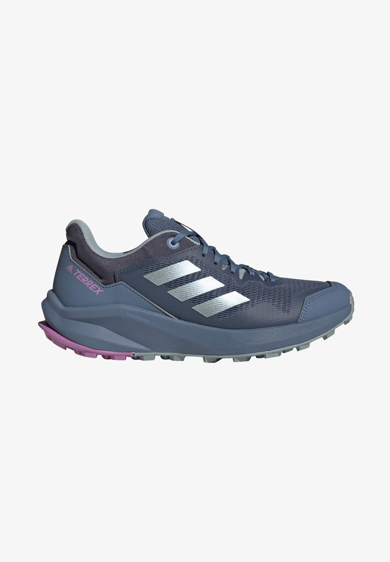Zapatilla de running para hombre en azul marino y gris, con acentos plateados, parte superior de malla texturizada, diseño ligero y detalles en morado en la suela.