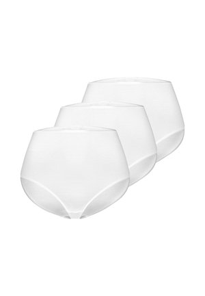 Trois culottes blanches simples taille haute disposées en rangée décalée sur un fond blanc.