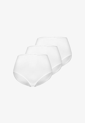 Trzy proste, białe majtki z wysokim stanem ułożone w przesuniętym rzędzie na białym tle.