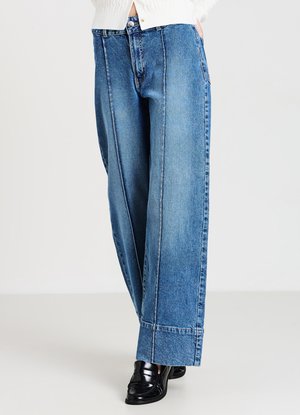 Jean large en denim bleu clair avec une finition propre, présentant une taille haute, une fermeture à boutons et deux poches avant.