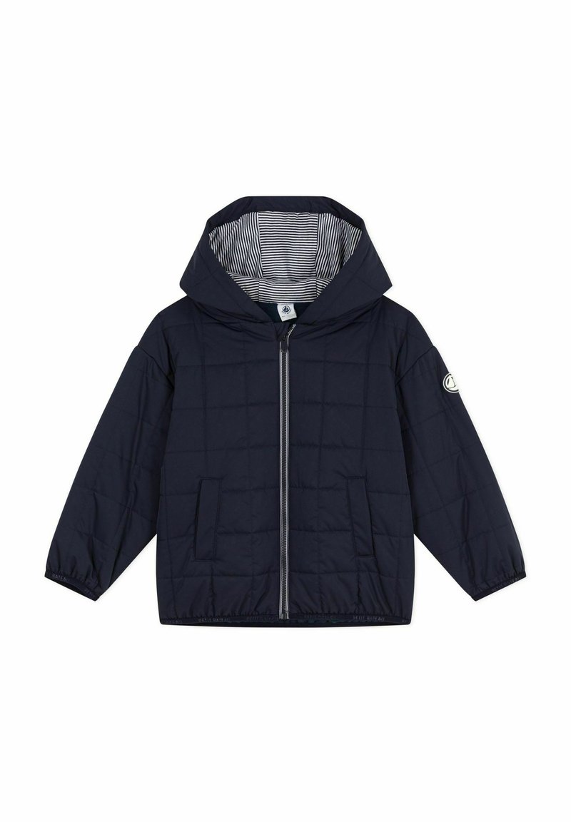 Giacca trapuntata blu marina con cappuccio, zip argentata e due tasche frontali. La fodera interna presenta righe orizzontali. Polsini e orlo elastici.