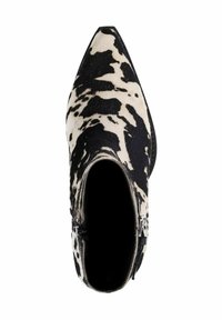 Bottine aiguë en cuir de vache noir et blanc, avec une texture lisse, un détail de zip sur le côté et un design à bout effilé.