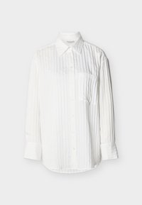 Camisa blanca de manga larga con botones, con sutiles rayas verticales, cuello puntiagudo, bolsillo frontal en el pecho y puños abotonados sobre fondo liso.