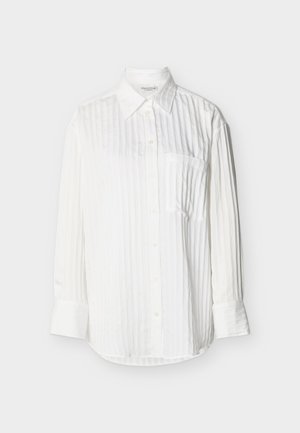 Chemise blanche à manches longues avec des rayures verticales subtiles, col pointu, poche poitrine avant et poignets boutonnés sur fond uni.