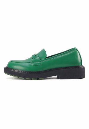 Grüner Lederloafer mit runder Zehe, schwarzer Sohle und robusten grünen Akzenten. Verfügt über einen dekorativen Riemen und silberne Hardware-Details.