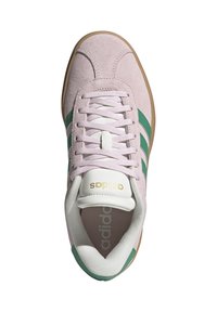 Lichtroze suède sneaker met groene accentstrepen, witte veters en een gouden logo. Beschikt over een textuurzool en een gevoerde kraag.