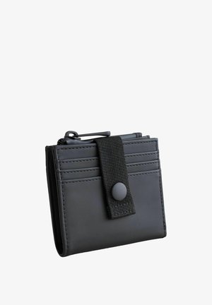 Fekete pénztárca sima anyagból, elöl pánttal és patentos záródással, több kártyatartó rekesszel és cipzáras záródással.