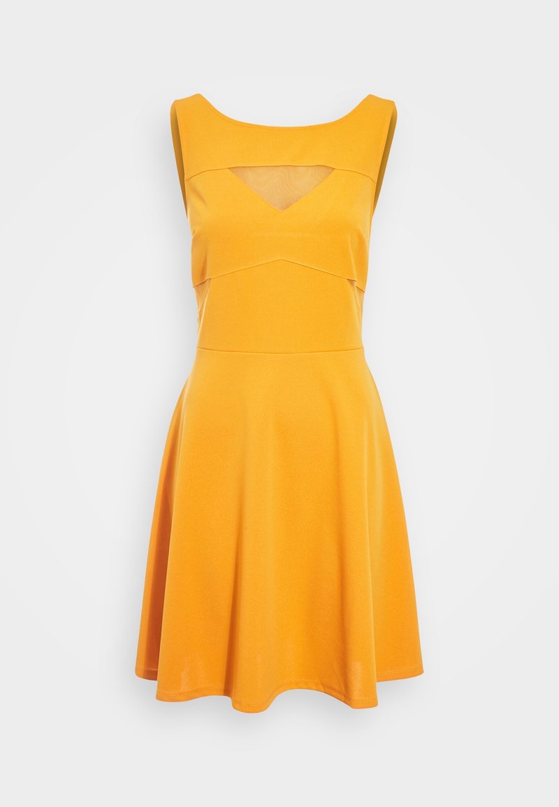 Robe jaune sans manches avec un corsage ajusté, une découpe en V sous l'encolure carrée, et une jupe évasée.