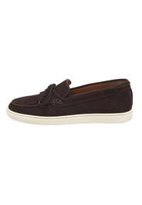 Braune Wildlederloafers mit einer flachen weißen Sohle, die eine dekorative gebundene Schleife vorne und gestickte Details entlang der Ränder aufweisen.