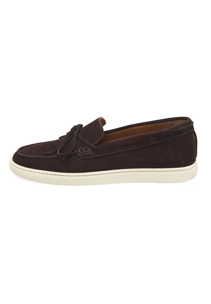Braune Wildlederloafers mit einer flachen weißen Sohle, die eine dekorative gebundene Schleife vorne und gestickte Details entlang der Ränder aufweisen.