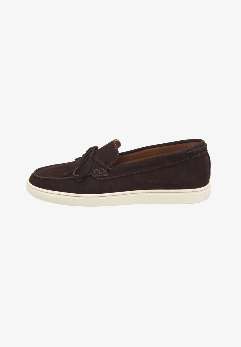 Braune Wildlederloafers mit einer flachen weißen Sohle, die eine dekorative gebundene Schleife vorne und gestickte Details entlang der Ränder aufweisen.
