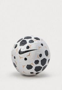 Fehér focilabda fekete és arany absztrakt mintákkal, valamint fekete Nike swoosh logóval egy sima háttéren.
