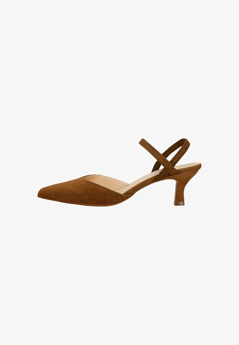 Καφέ καστόρινη γυναικεία γόβα kitten heel με λουράκι στο πίσω μέρος, μυτερή μύτη και χαμηλό καμπυλωτό τακούνι, σε πλάγια όψη με λευκό φόντο.