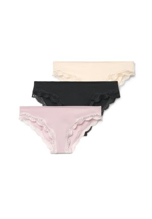 Tre slip bikini da donna con rifinitura in pizzo beige, nero e rosa chiaro, impilati con il paio rosa davanti su sfondo bianco.