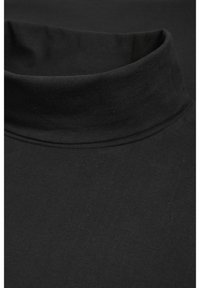 Svart polotröja i slät tyg, med hög krage och ribbad kant. Enkel design utan synliga mönster eller detaljer.