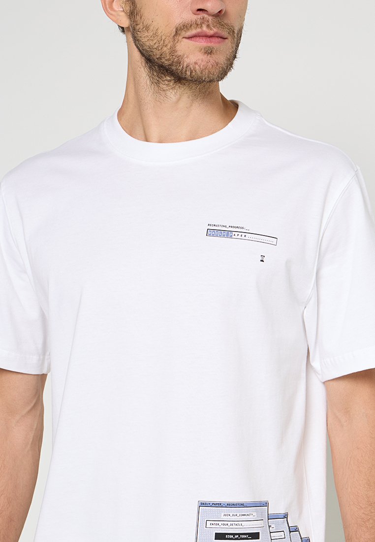 Mann trägt ein weißes T-Shirt mit dem kleinen Pixelkunst-Text "RECRUITING_PROGRESS" auf der Brust und pixelartigen Anmeldegrafiken in der Nähe der Taille.