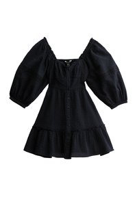 Svart klänning med puffärm i texturerad tyg med knäppning fram, volang nederkant och spetsdetaljer på ärmarna.