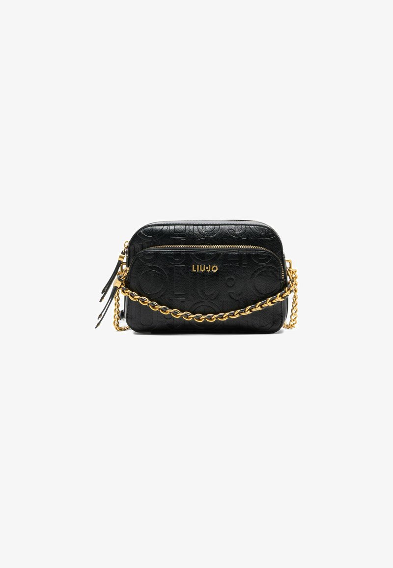 Sort faux læder crossbody taske med præget logo, guldfarvet kædestrop, lynlås lukning og to lynlåse. Overfladen er glat og struktureret.