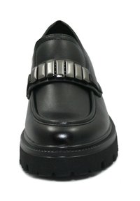 Mocassino in pelle nera con suola spessa e testurizzata. Presenta una striscia metallica sulla parte superiore, che accentua il suo design elegante.