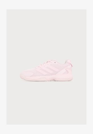 Baskets de sport rose clair avec dessus en mesh et synthétique, fermeture à lacets, trois bandes latérales et col et languette rembourrés.