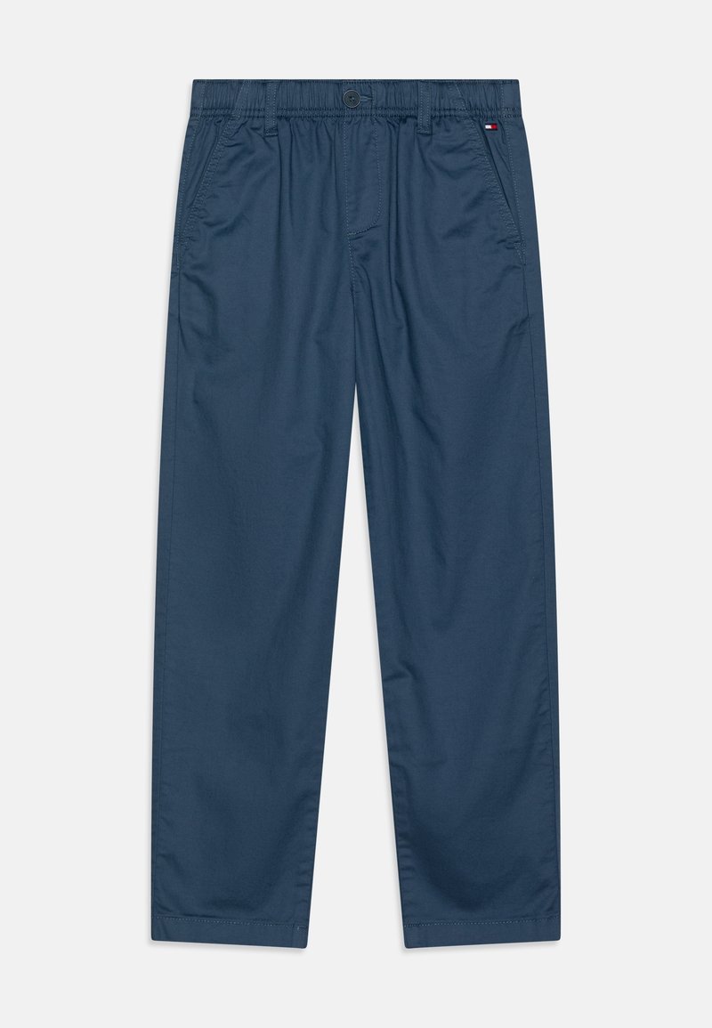 Pantalon droit bleu marine avec ceinture élastique, fermeture avant par bouton et zip, poches latérales, et petit logo sur la poche droite.