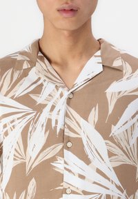 JACK & JONES Jjejeff Tropical AOP Resort - Camicia Uomo A Maniche Corte, Stampa Tropicale All-over, Modello Regolare, Morbida E Leggera - 3