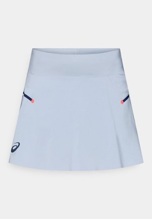 Ανοιχτό μπλε αθλητική φούστα με εφαρμοστό λάστιχο στη μέση, φαρδύ στρίφωμα και πλαϊνές τσέπες με ναυτικές και ροζ λεπτομέρειες. Λογότυπο μάρκας σε σκούρο μπλε.