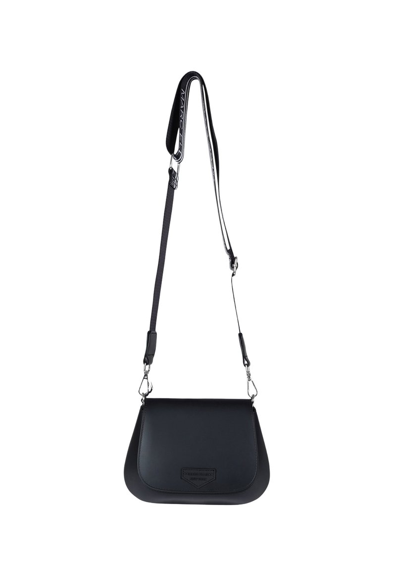Borsa a tracolla in pelle nera con texture liscia, chiusura a patta, tracolla regolabile e un dettaglio logo discreto sulla parte frontale.
