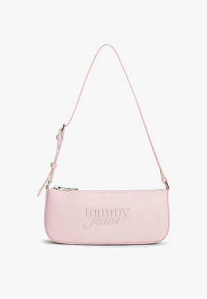 Bolso de hombro rosa claro con correa ajustable, cierre de cremallera y logo en relieve "tommy jeans" en la parte frontal.
