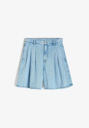 Jasnoniebieskie szorty dżinsowe z zakładkami, guzikiem w pasie i pętlami na pasek; charakteryzują się luźnym krojem i surowym wykończeniem.