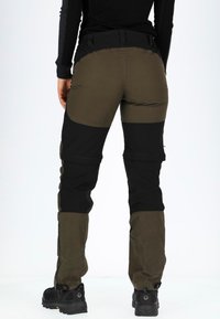 Cargo shorts in olijfgroen en zwart, met een aansluitend ontwerp, verstelbare boorden, duurzame stof en versterkte kniestukken.
