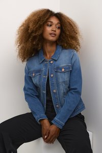 Veste en denim bleu avec une coupe classique, dotée d'un col, d'une fermeture à boutons, de poches poitrine et de légères décolorations.