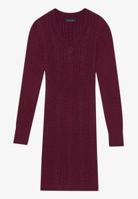 Robe tricotée bordeaux avec un col en V, des poignets côtelés et un motif en câble texturé sur l'ensemble. Taille cintrée et manches longues.