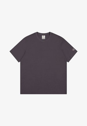 Sötétszürke, rövid ujjú póló, pamutból készült, kerek nyakkivágással, és egy kis hímzett logóval a mellkason és az ujjon.