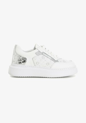 Zapatilla blanca con un upper texturizado, detalles metálicos y perforaciones. Cuenta con una suela blanca gruesa y cordones planos.
