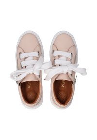 Helle rosa Sneaker mit weißen Schnürsenkeln, Obermaterial aus glattem Leder, durchlässige Innensohle und silbernem Reißverschlussdetail an der Seite. Flache weiße Gummisohle.