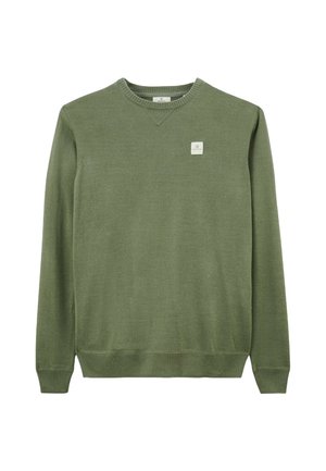 Pull vert olive à manches longues, col rond, avec des bords côtelés aux poignets et à l'ourlet, et une petite étiquette logo sur la poitrine. Texture tricot lisse.