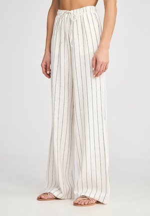 Pantaloni larghi bianchi in lino con strisce verticali blu navy e una cintura regolabile con cordino. Tessuto morbido e vestibilità ampia.