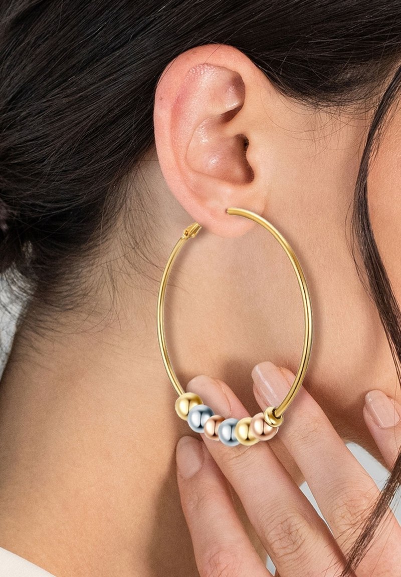 Zlatna okrugla naušnica sa pet obojenih metalnih perli u zlatnim, srebrnim i ružičastim nijansama; glatka tekstura; dizajnirana za probušene uši.