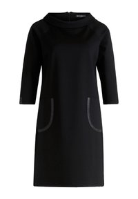 Svart klänning med båthalsringning, tre fjärdedelars ärmar och två framfickor med satinkant. Tillverkad av mjukt, strukturerat material.