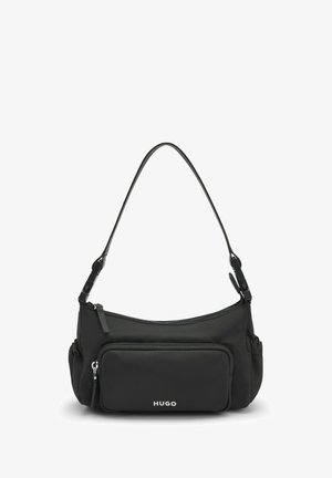 Czarna nylonowa torba na ramię o zakrzywionym sylwetce, regulowanym pasku, przedniej kieszeni na zamek oraz wytłoczonym logo na dole. Gładka tekstura.