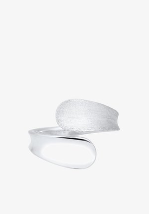 Bague en argent sterling présentant un anneau lisse et arrondi avec deux extrémités texturées différentes, l'une polie et l'autre avec une finition brossée.