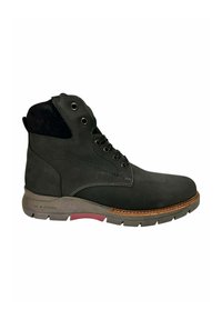 Botas de tobillo de cuero negro con un acabado texturizado, cuello acolchado, seis ojetes y suela de goma con un acento rosa en contraste.