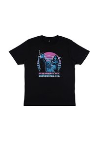 Zwarte katoenen t-shirt met een blauw grafisch ontwerp met karakters en een hond, tegen een achtergrond van horizontale roze en blauwe strepen. De tekst leest "HAWKEYE."