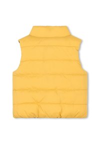 Gilet rembourré jaune avec un col haut, un design matelassé et une coupe sans manches. Texture lisse avec des rayures horizontales et un bas arrondi.