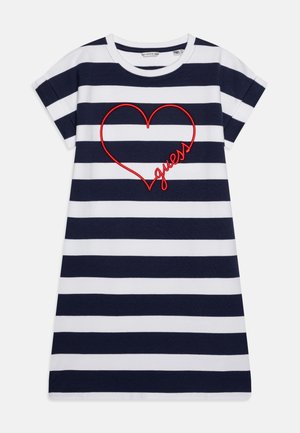 Pige kortærmet kjole med marineblå og hvide vandrette striber og en rød hjerteomrids med ordet "guess" inden i på brystet.