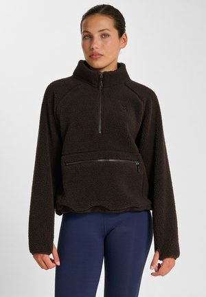 Brauner Fleece-Half-Zip-Pullover mit einem Reißverschluss-Fronttasche, langen Ärmeln und einem geschwungenen Saum. Strukturierte Oberfläche bietet Wärme und Komfort.