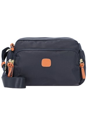 Borsa a tracolla in nylon blu navy con dettagli in pelle, doppi zip, tracolla regolabile e applicazione con logo. Texture liscia e design compatto.