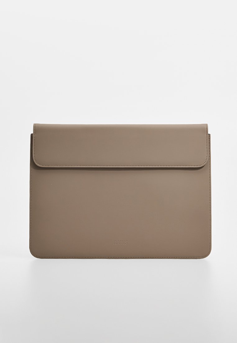 Bruine waterdichte laptoptas met een glad oppervlak, afgeronde hoeken en een klepsluiting. Voorzien van minimale branding die op de voorkant is geperst.