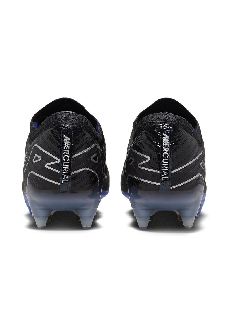 Scarpini da calcio neri con una parte superiore in sintetico testurizzato, con dettagli in argento e una suola traslucida con particolari blu e tacchettatura a spillo.